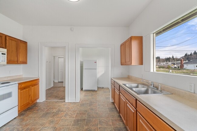 Building Photo - 3033 Sumner Ave