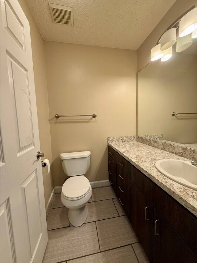 Building Photo - 2 Bedroom Townhome in Greenbrier