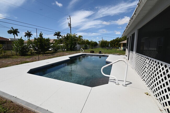 Building Photo - 136 SE 19th Ln