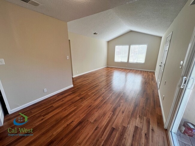 Building Photo - $2,895 Cute cozy 2/1 Condominium in South ...