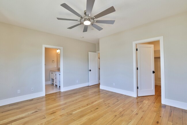 Building Photo - Modern 3-Bedroom Townhome with Rooftop Dec...