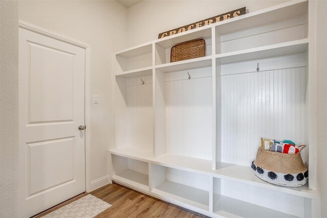 Building Photo - 524 W Thoroughbred