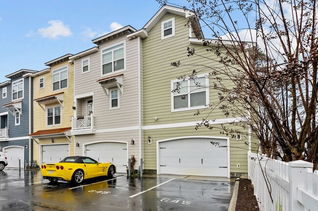 Building Photo - Stylish 3-Bedroom Condo in Virginia Beach.