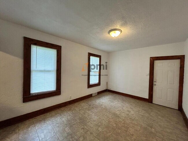 Building Photo - 207 N Woodland Ave