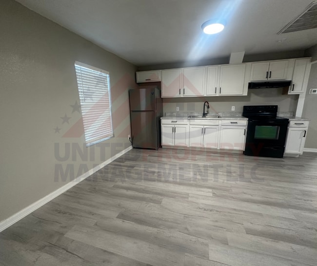 Building Photo - 3 bedroom, 2 bathroom home on large lot close to High School