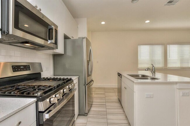 Building Photo - 420 White Steppe Way