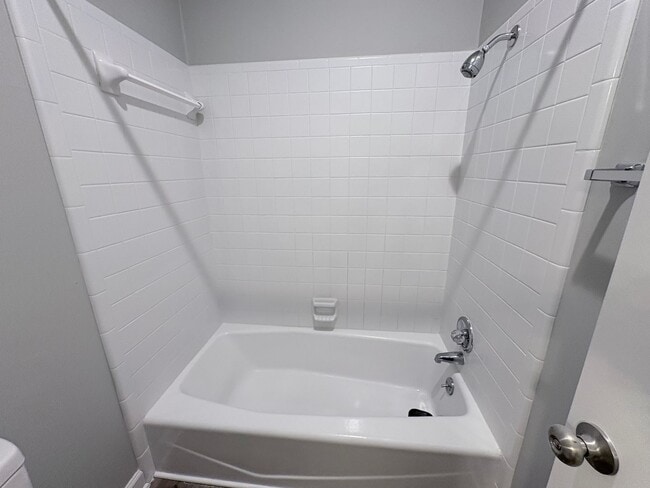 Building Photo - Large 2 Bedroom 2 Bath Condo in the Forest Oaks Community!!