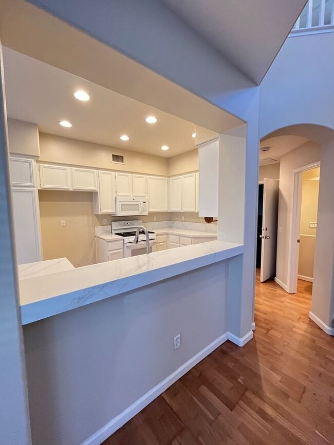 Building Photo - LOVELY 2 STORY DETACHED HOME WITH LARGE LO...