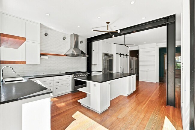 Building Photo - 2570 Folsom St