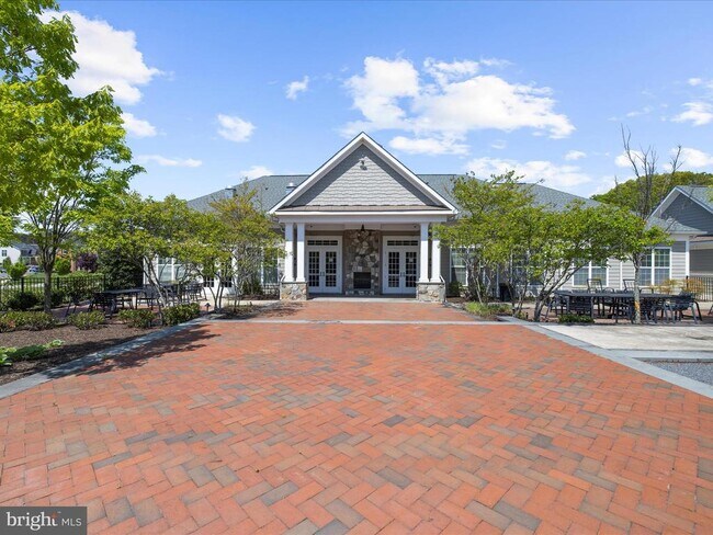 Building Photo - 8512 Pine Springs Dr