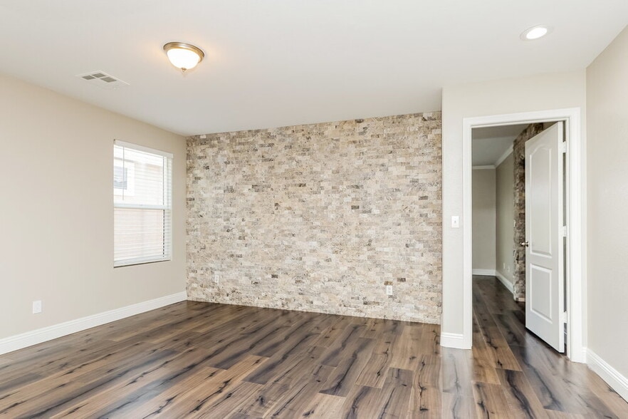 Building Photo - 7458 Earnshaw Ave