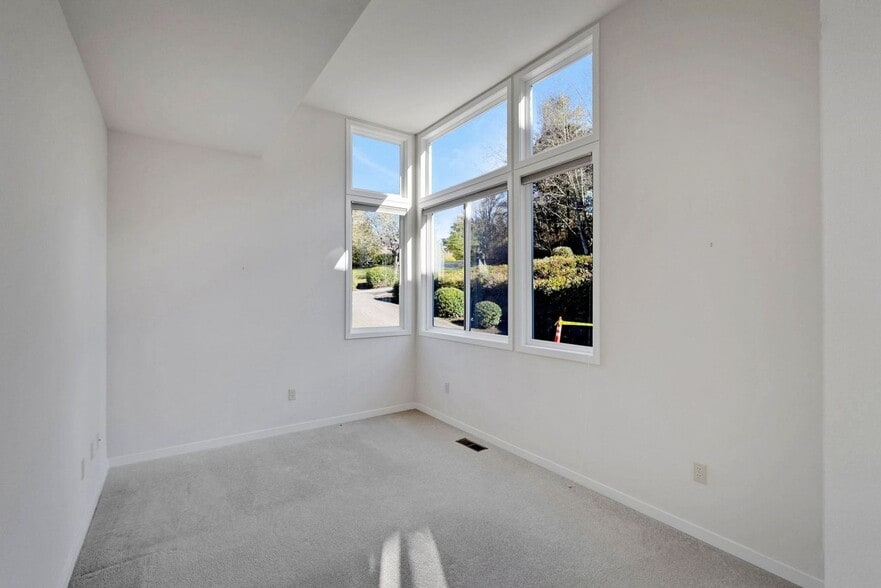 Building Photo - 60 Fairway Ln