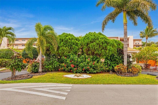 Building Photo - 1960 Coral Reef Dr