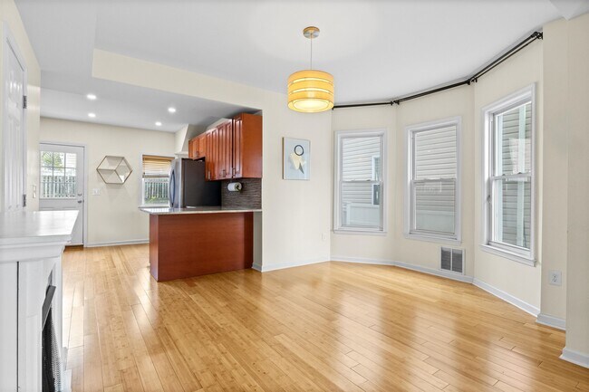 Building Photo - 37 E 35th St