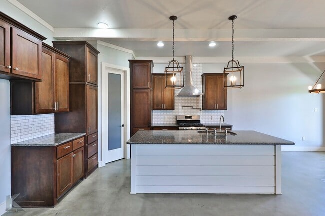 Building Photo - 3/2/2 duplex!  NEWLY UPDATED!