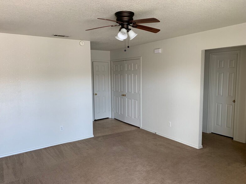 Building Photo - 3301 Toledo Dr