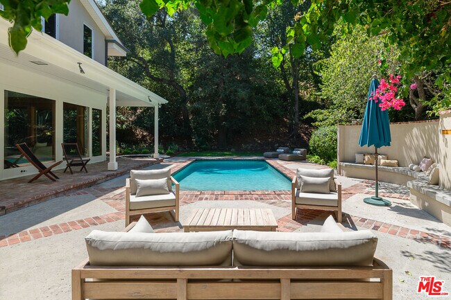 Building Photo - 7972 Mulholland Dr