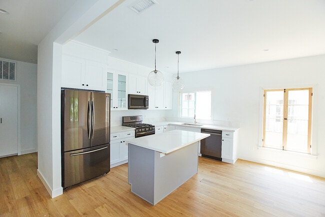 Building Photo - 428 N Orange Grove Ave