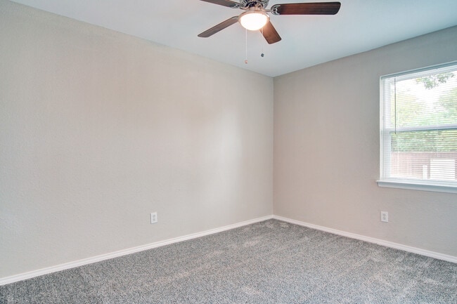 Building Photo - 2402 Ozark Dr