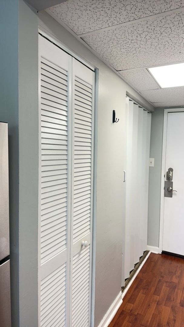 Building Photo - University Towers #414 - Walking distance to UT campus!