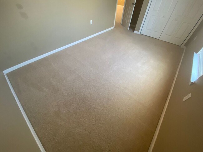 Building Photo - Spacious 3Bed/2Ba Brick Home in a Quiet Ne...