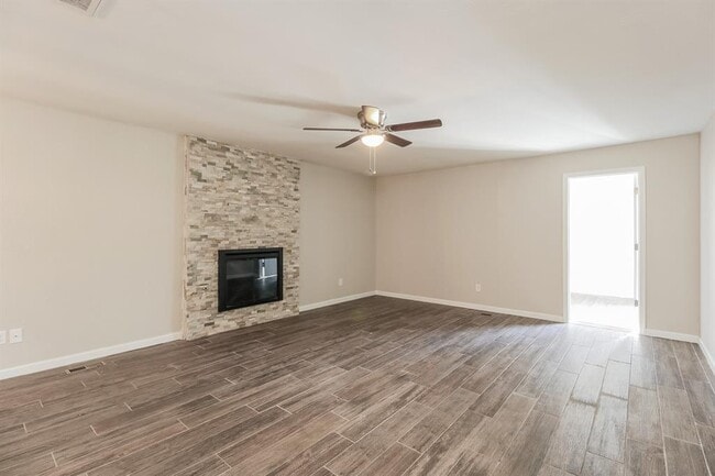 Building Photo - 8716 Tracy Dr