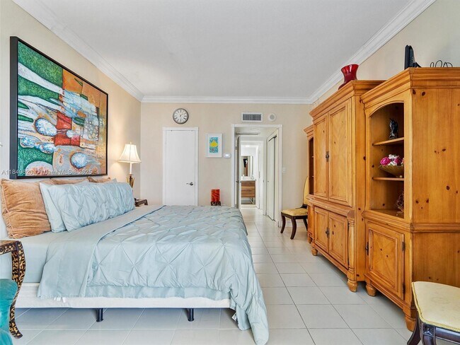 Building Photo - 5555 Collins Ave