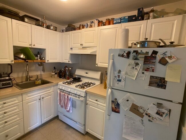 Building Photo - 590 Centre St