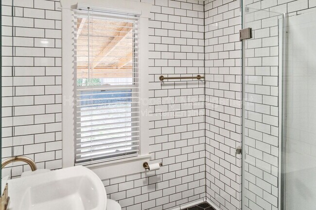 Building Photo - 3904 E 30th Ave