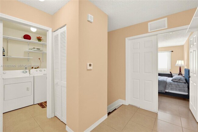 Building Photo - 2239 SE 23rd Ave