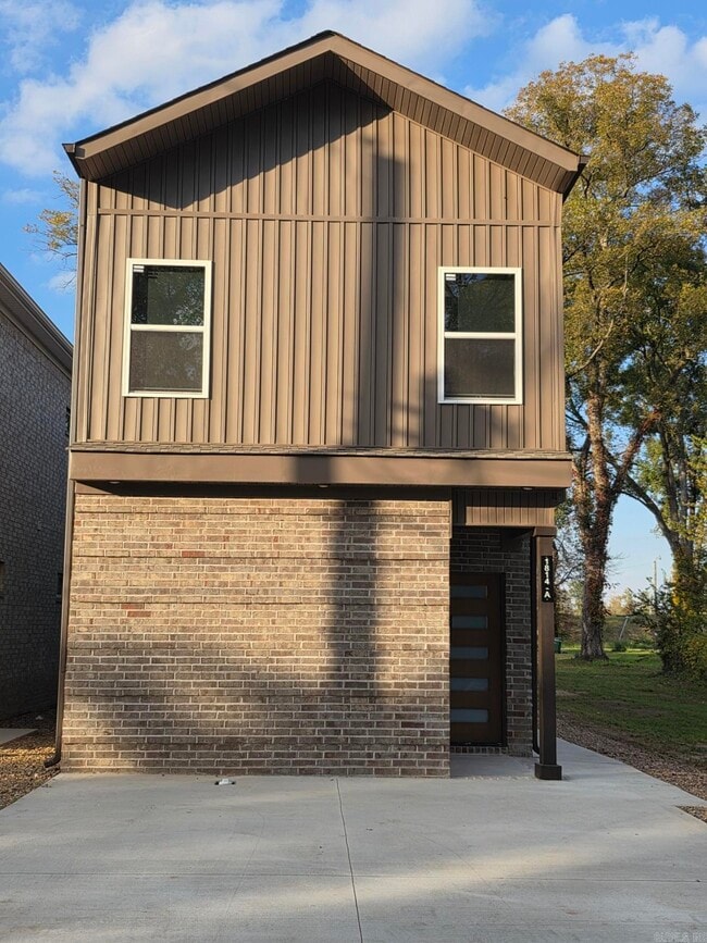 Building Photo - 1814 E 4th St