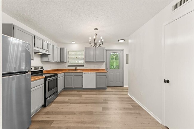 Building Photo - 15205 Cavalier Canyon Dr
