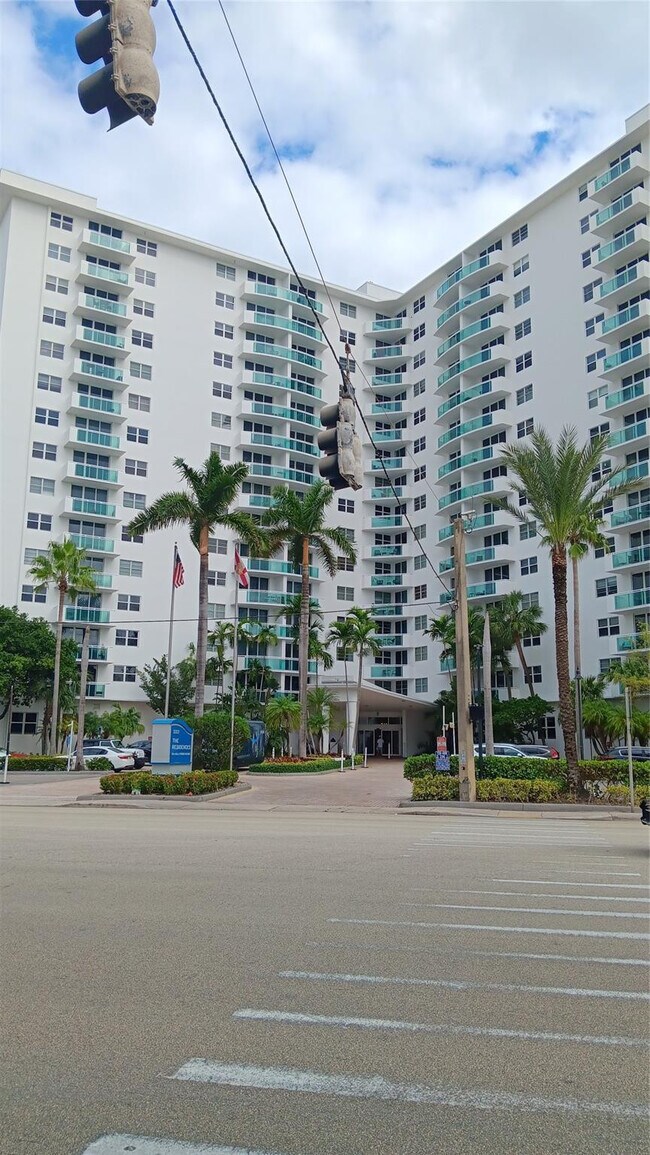 Building Photo - 3001 S Ocean Dr