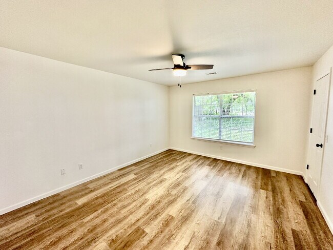 Building Photo - 802 E Kara Ln