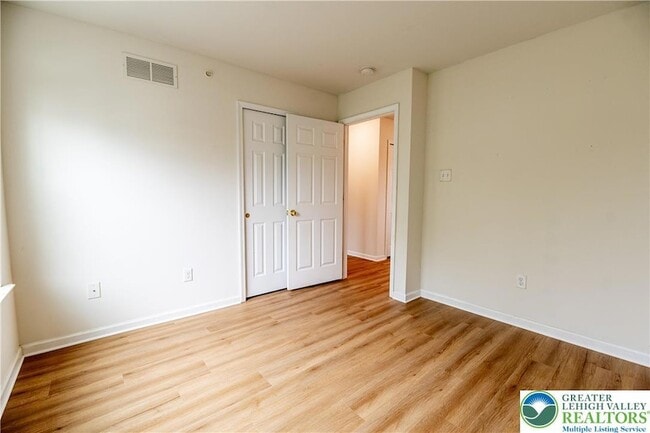 Building Photo - 955 King Way