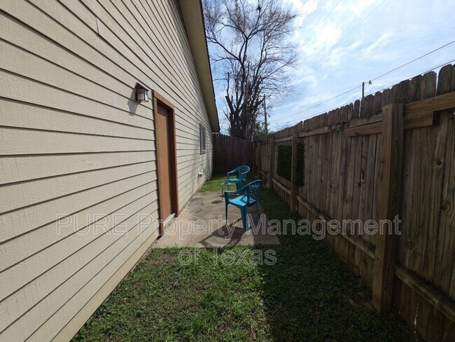 Building Photo - 203 2nd St N