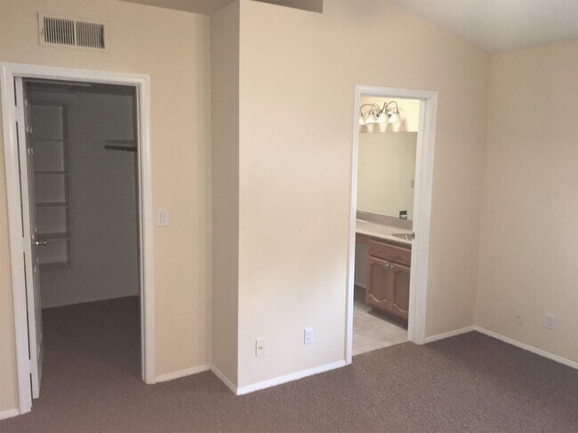 Building Photo - **EXCELLENT 3br/2.5ba/2carport TOWNHOUSE (GUADALUPE & GILBERT)**