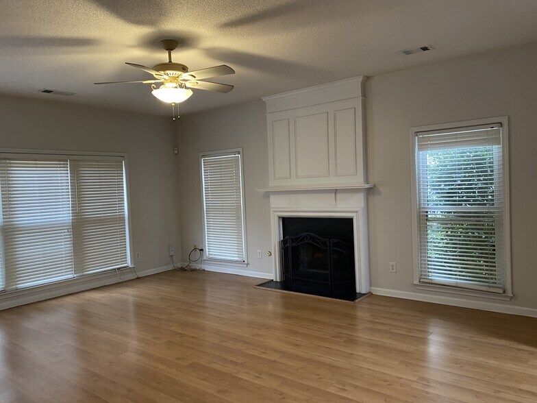 Building Photo - 2706 Cottesford Dr SE