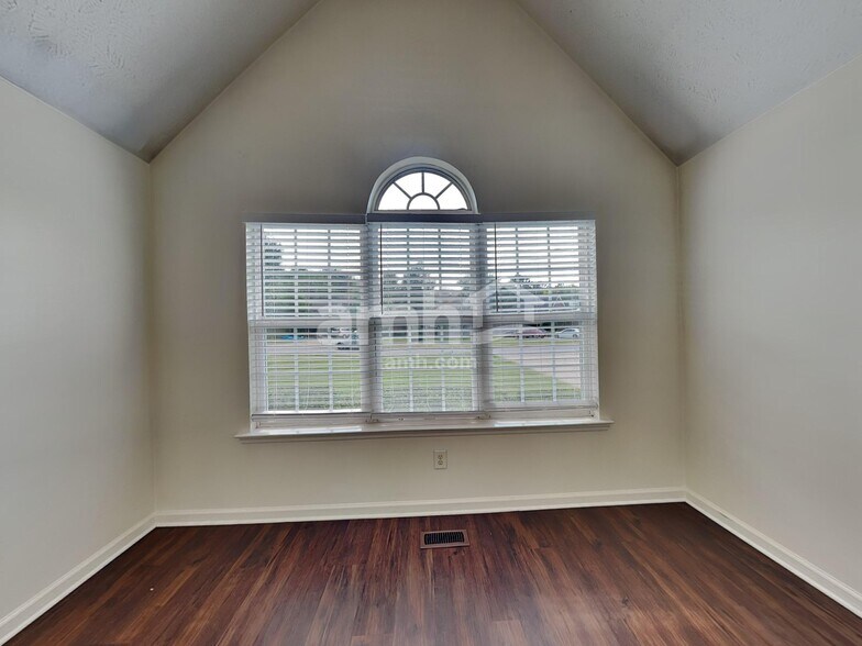 Building Photo - 2935 Greentree Dr