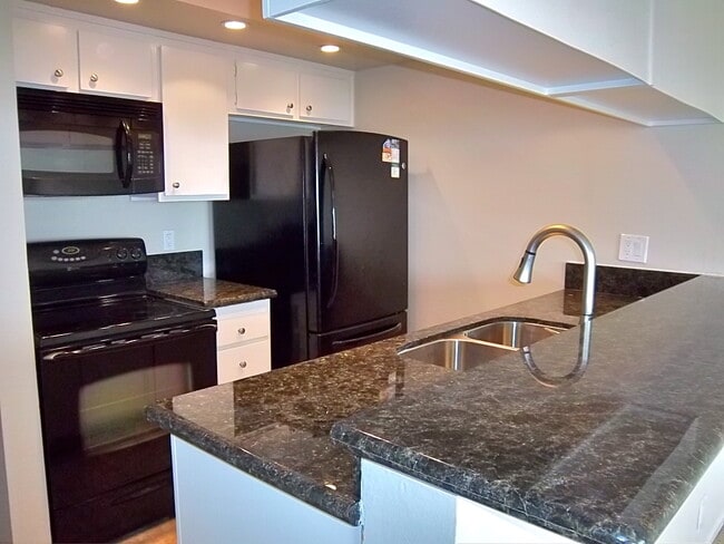 Building Photo - Ocean View Corner Unit Condo w/Balcony+Jac...