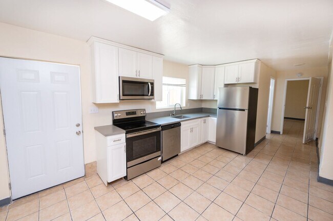 Building Photo - 5448 Encina Dr