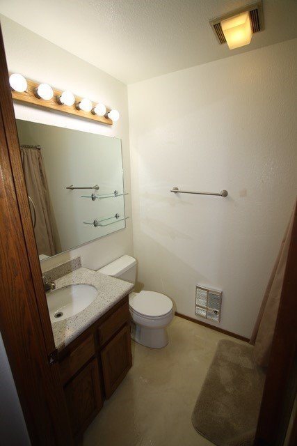 Building Photo - 2 Bedroom Condo on a Lake!