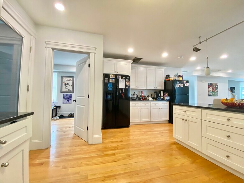 Building Photo - 14 Fern St