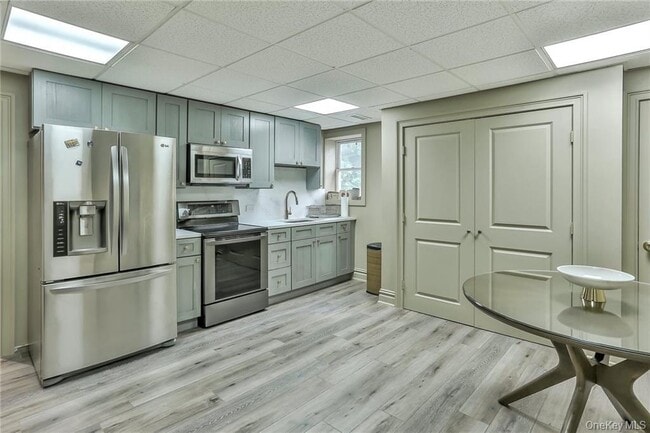 Building Photo - 433 New Rochelle Rd