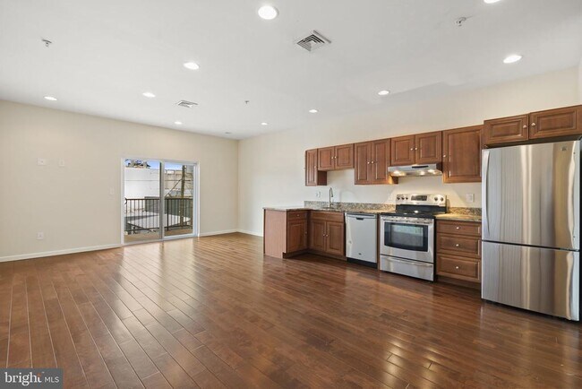 Building Photo - 118-20 Richmond St