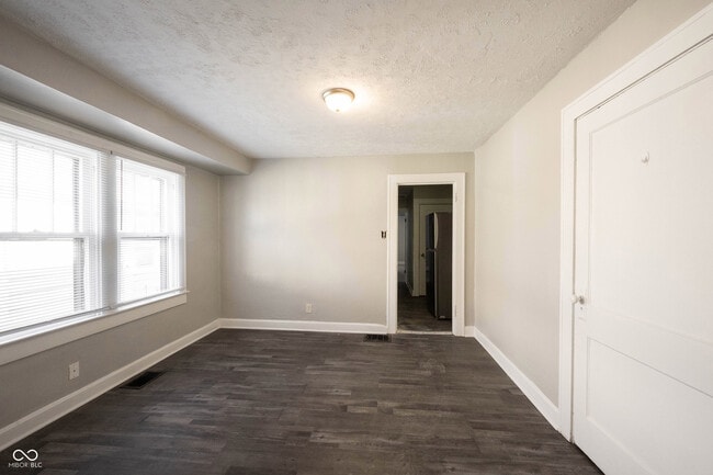 Building Photo - 915 N Drexel Ave