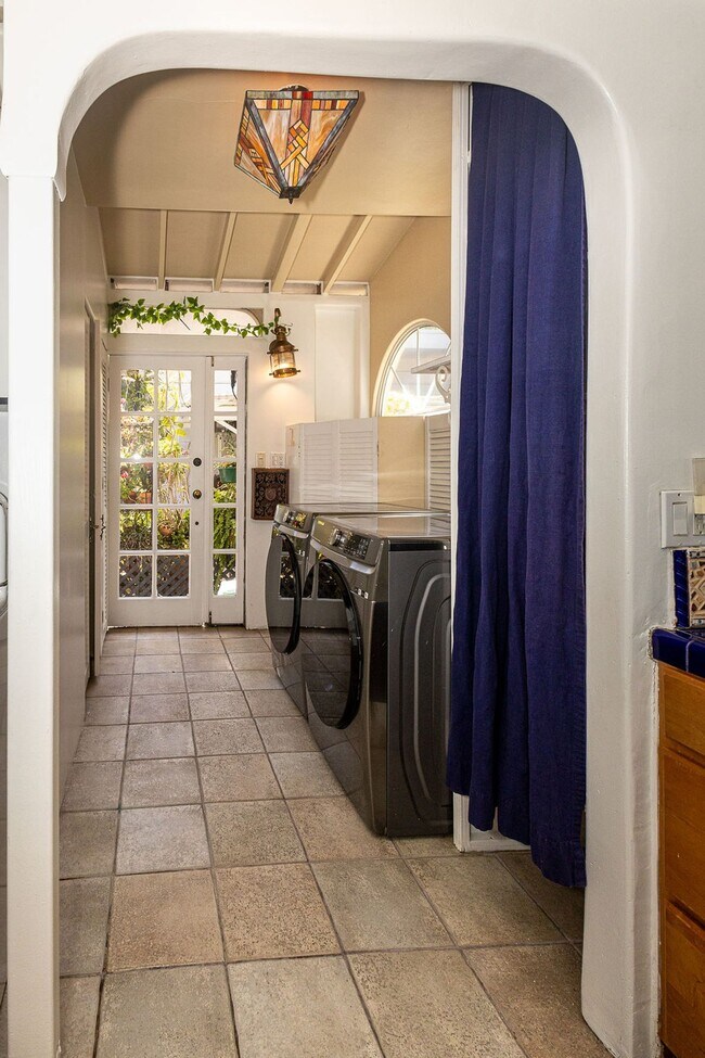 Building Photo - Warm & Welcoming Home Near Melrose with Room to Live, Work & Create
