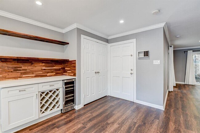Building Photo - 6306 Riverview Way