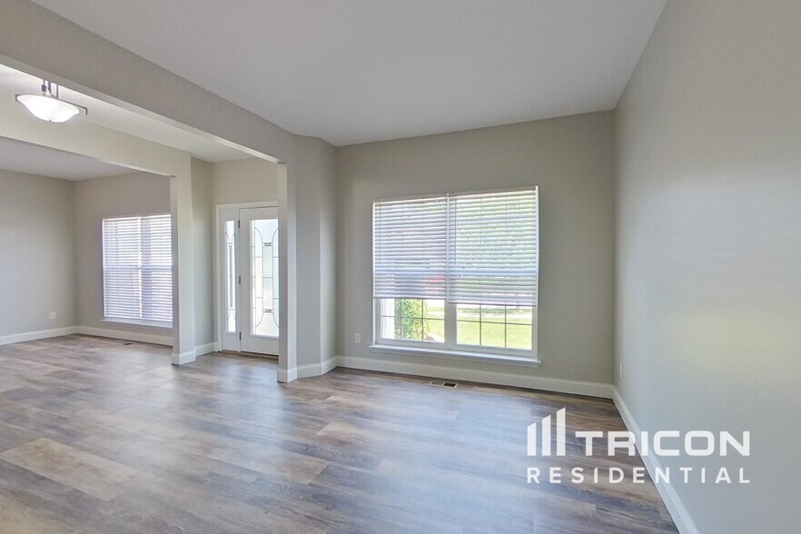 Building Photo - 218 Roxbury Dr