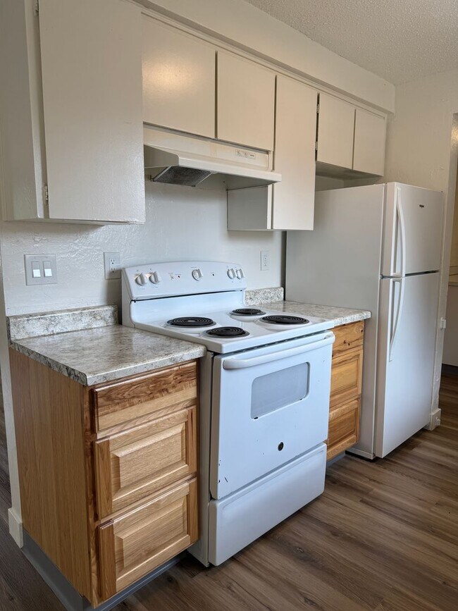 Building Photo - Updated 2 bedroom 1 1/2 bath duplex in Springfield!